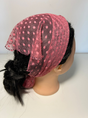 Baticute din dantela cu pietricele - Baticut din dantela roz trandafiriu cu buline si pietricele decorative pe margine, accesoriu de cap feminin si elegant pentru biserica.