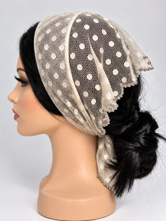 Baticute din dantela cu pietricele - Baticut din dantela crem sampanie cu buline si pietricele decorative argintii pe margine, accesoriu de cap feminin si elegant pentru biserica.