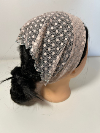 Baticute din dantela cu pietricele - Baticut din dantela crem sampanie cu buline si pietricele decorative argintii pe margine, accesoriu de cap feminin si elegant pentru biserica.