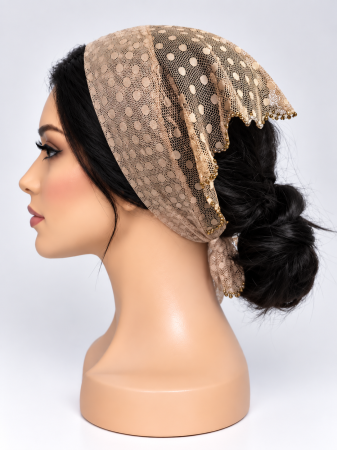 Baticute din dantela cu pietricele - Baticut din dantela crem sampanie cu buline si pietricele decorative aurii pe margine, accesoriu de cap feminin si elegant pentru biserica.