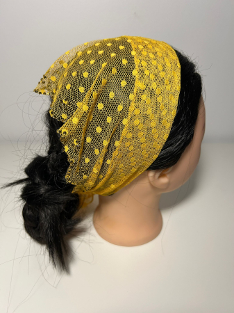 Baticute din dantela cu pietricele - Baticut din dantela galben auriu cu buline si pietricele decorative aurii pe margine, accesoriu de cap feminin si elegant pentru biserica.