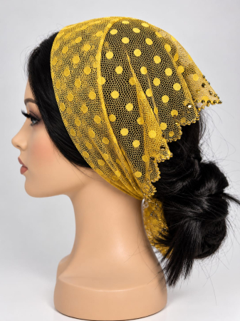 Baticute din dantela cu pietricele - Baticut din dantela galben auriu cu buline si pietricele decorative aurii pe margine, accesoriu de cap feminin si elegant pentru biserica.