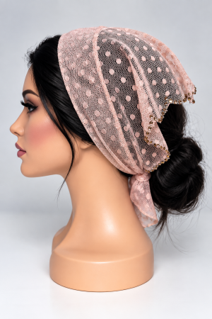 Baticute din dantela cu pietricele - Baticut din dantela roz pudrat cu buline si pietricele decorative aurii pe margine, accesoriu de cap feminin si elegant pentru biserica.