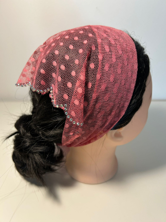 Baticute din dantela cu pietricele - Baticut din dantela roz coral cu buline si pietricele decorative pe margine, accesoriu de cap feminin si elegant pentru biserica.