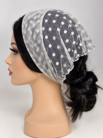 Baticute din dantela cu pietricele - Baticut din dantela alb perlat cu buline si pietricele decorative pe margine, accesoriu de cap feminin si elegant pentru biserica.