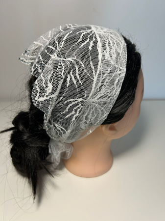 Baticute din dantela cu pietricele - Baticut din dantela alb perlat cu model frunze si pietricele decorative argintii pe margine, accesoriu de cap feminin si elegant pentru biserica.