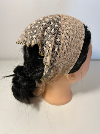 Baticute din dantela cu pietricele - Baticut din dantela bej sampanie cu buline si pietricele decorative aurii pe margine, accesoriu de cap feminin si elegant pentru biserica.