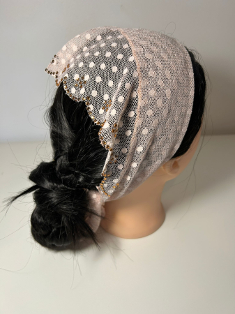 Baticute din dantela cu pietricele - Baticut din dantela crem sampanie cu buline si pietricele decorative aurii pe margine, accesoriu de cap feminin si elegant pentru biserica.