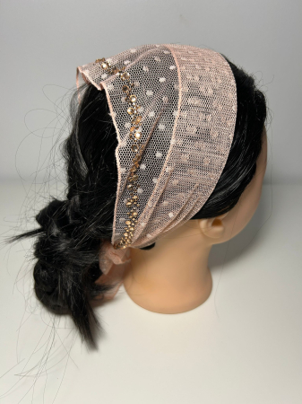 Baticute din dantela cu pietricele - Baticut din dantela roz pudrat cu buline si pietricele decorative aurii pe margine, accesoriu de cap feminin si elegant pentru biserica.