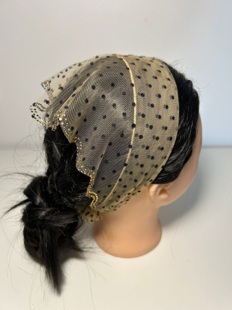 Baticute din dantela cu pietricele - Baticut din dantela bej auriu cu buline negre si pietricele decorative aurii pe margine, accesoriu de cap feminin si elegant pentru biserica.