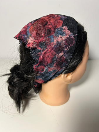 Baticute din dantela cu pietricele - Baticut din dantela cu imprimeu floral visiniu si bleumarin, decorat cu pietricele pe margine, accesoriu de cap feminin si elegant pentru biserica.