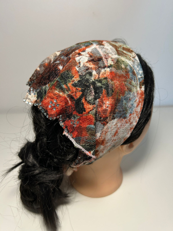 Baticute din dantela cu pietricele - Baticut din dantela cu imprimeu floral caramiziu, verde si crem, decorat cu pietricele argintii pe margine, accesoriu de cap feminin si elegant pentru biserica.