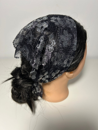 Baticute din dantela cu pietricele - Baticut din dantela neagra cu model floral argintiu si pietricele decorative pe margine, accesoriu de cap feminin si elegant pentru biserica.