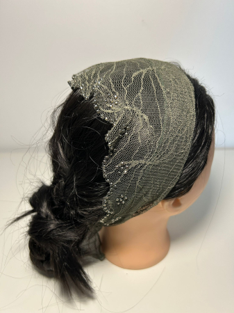 Baticute din dantela cu pietricele - Baticut din dantela verde masliniu cu model frunze si pietricele decorative argintii pe margine, accesoriu de cap feminin si elegant pentru biserica.