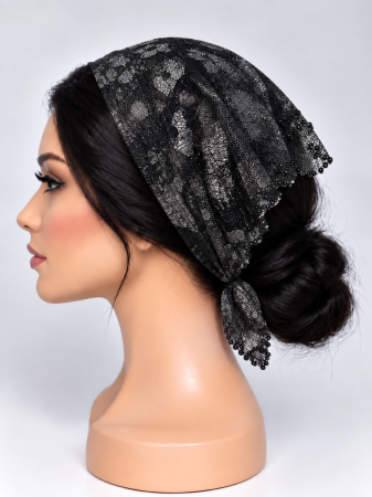 Baticute din dantela cu pietricele - Baticut din dantela neagra cu model floral argintiu si pietricele decorative pe margine, accesoriu de cap feminin si elegant pentru biserica.