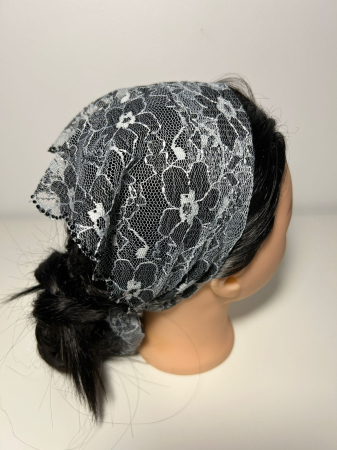 Baticute din dantela cu pietricele - Baticut din dantela gri argintiu cu model floral si pietricele decorative pe margine, accesoriu de cap feminin si elegant pentru biserica.