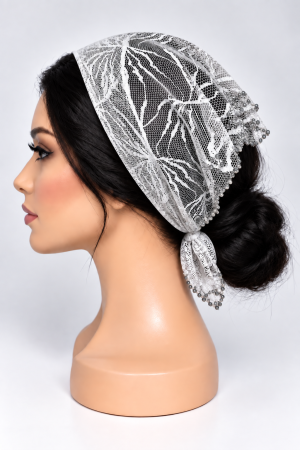 Baticute din dantela cu pietricele - Baticut din dantela alb perlat cu model frunze si pietricele decorative argintii pe margine, accesoriu de cap feminin si elegant pentru biserica.