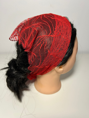 Baticute din dantela cu pietricele - Baticut din dantela rosu aprins perlat cu model frunze si pietricele decorative pe margine, accesoriu de cap feminin si elegant pentru biserica.