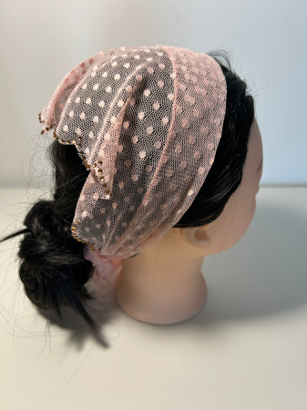 Baticute din dantela cu pietricele - Baticut din dantela roz pudrat cu buline si pietricele decorative aurii pe margine, accesoriu de cap feminin si elegant pentru biserica.