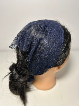 Baticute din dantela cu pietricele - Baticut din dantela bleumarin cu model frunze si pietricele decorative pe margine, accesoriu de cap feminin si elegant pentru biserica.