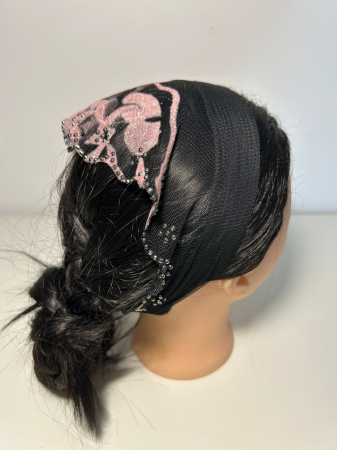 Baticute din dantela cu pietricele - Baticut din dantela neagra cu detaliu roz pudrat si pietricele decorative pe margine, accesoriu de cap feminin si elegant pentru biserica.