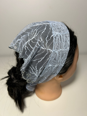 Baticute din dantela cu pietricele - Baticut din dantela bleu perlat cu model frunze si pietricele decorative argintii pe margine, accesoriu de cap feminin si elegant pentru biserica.