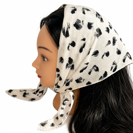 Baticute Plisate cu Model - Baticut plisat alb crem cu imprimeu negru, accesoriu de cap feminin, usor si confortabil pentru biserica si tinute modeste.