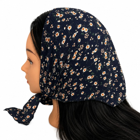 Baticute Plisate cu Model - Baticut plisat bleumarin cu imprimeu floral alb, accesoriu de cap feminin, usor si confortabil pentru biserica si tinute modeste.