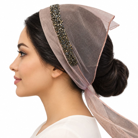 Batic din tulle cu accesoriu pe margine - Baticut elegant pentru biserica din tulle Roz Pudrat cu strasuri fumurii pe margine, accesoriu de cap feminin.