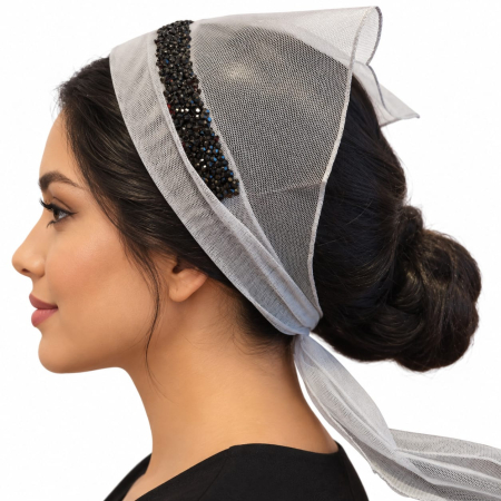 Batic din tulle cu accesoriu pe margine - Baticut din tulle alb argintiu cu strasuri negre decorative pe margine, accesoriu de cap feminin si elegant pentru biserica.