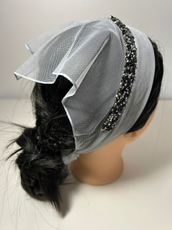 Batic din tulle cu accesoriu pe margine - Baticut din tulle alb argintiu cu strasuri fumurii decorative pe margine, accesoriu de cap feminin si elegant pentru biserica.