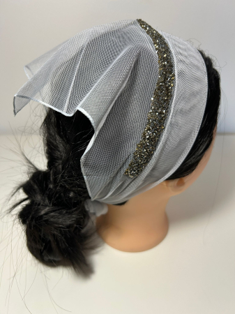 Batic din tulle cu accesoriu pe margine - Baticut din tulle alb argintiu cu strasuri decorative pe margine, accesoriu de cap feminin si elegant pentru biserica.