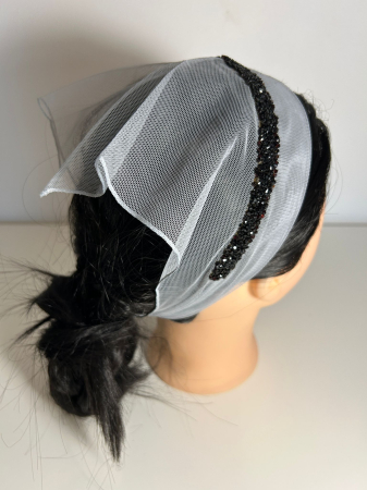 Batic din tulle cu accesoriu pe margine - Baticut din tulle alb argintiu cu strasuri negre decorative pe margine, accesoriu de cap feminin si elegant pentru biserica.
