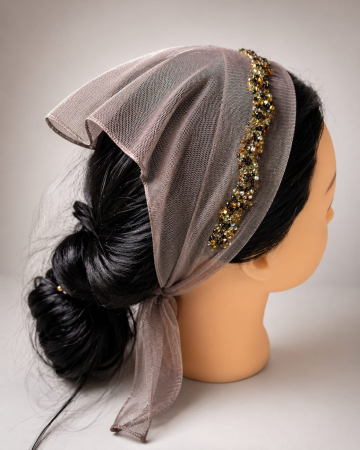Batic din tulle cu accesoriu pe margine - Baticut din tulle Bej Taupe cu strasuri decorative pe margine, accesoriu de cap feminin si elegant pentru biserica.