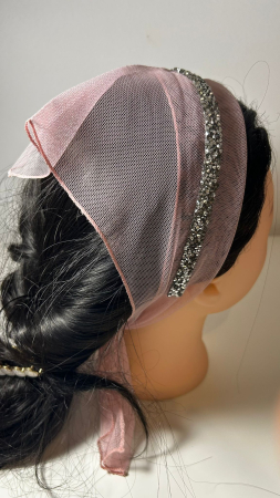 Batic din tulle cu accesoriu pe margine - Baticut din tulle Nude Rose cu strasuri decorative pe margine, accesoriu de cap feminin si elegant pentru biserica.