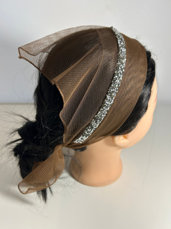 Batic din tulle cu accesoriu pe margine - Baticut din tulle maro auriu cu strasuri decorative pe margine, accesoriu de cap feminin si elegant pentru biserica.