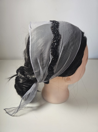Batic din tulle cu accesoriu pe margine - Baticut din tulle gri argintiu cu strasuri negre decorative pe margine, accesoriu de cap feminin si elegant pentru biserica.