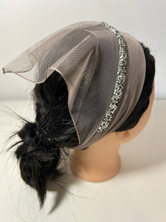 Baticute & Cordelute - Baticut din tulle champagne cu strasuri decorative pe margine, accesoriu de cap feminin si elegant pentru biserica.