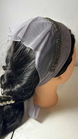 Batic din tulle cu accesoriu pe margine - Baticut din tulle Gri Argintiu cu strasuri decorative pe margine, accesoriu de cap feminin si elegant pentru biserica.