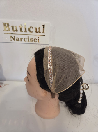 Baticute cu accesoriu pe coronita/cordeluta - Baticut elegant pentru biserica pe coronita, Taupe Nude, din tulle fin cu strasuri rose gold, accesoriu de cap feminin si confortabil.