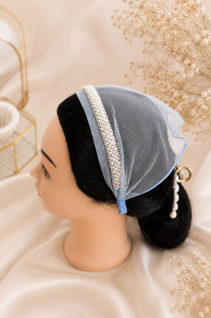 Baticute cu accesoriu pe coronita/cordeluta - Baticut elegant pentru biserica pe coronita, Bleu Perlat, din tulle fin cu banda din perlute, accesoriu de cap feminin si rafinat.