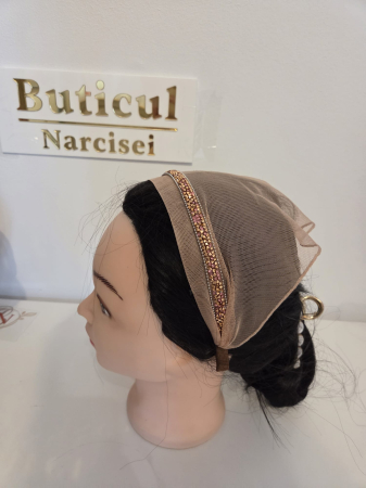 Baticute cu accesoriu pe coronita/cordeluta - Baticut elegant pentru biserica pe cordeluta, Cappuccino Nude, din tulle fin cu strasuri rose-gold, accesoriu de cap feminin si confortabil.