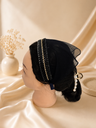 Baticute cu accesoriu pe coronita/cordeluta - Baticut elegant pentru biserica pe coronita, negru, din tulle fin cu aplicatie decorativa, accesoriu de cap feminin si confortabil.