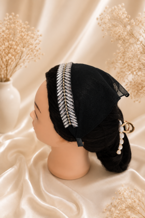 Baticute cu accesoriu pe coronita/cordeluta - Baticut elegant pentru biserica pe coronita, negru, din tulle fin cu strasuri argintii tip frunza, accesoriu de cap feminin si elegant.