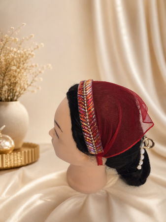 Baticute cu accesoriu pe coronita/cordeluta - Baticut elegant pentru biserica pe coronita, rosu rubin, din tulle fin cu strasuri irizate tip frunza, accesoriu de cap feminin si rafinat.