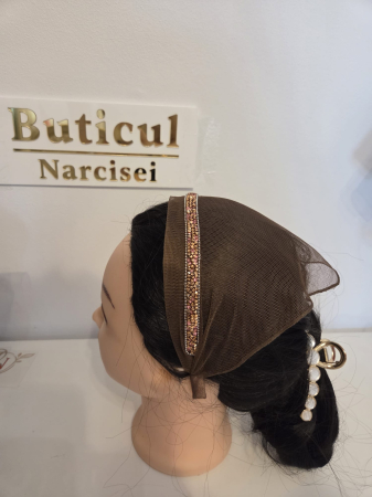 Baticute cu accesoriu pe coronita/cordeluta - Baticut elegant pentru biserica pe coronita, Maro Ciocolatiu, din tulle fin cu strasuri rose gold, accesoriu de cap feminin si elegant.