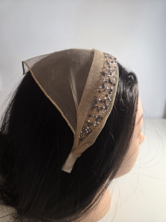 Baticute cu accesoriu pe coronita/cordeluta - Baticut elegant pentru biserica pe coronita, accesoriu de cap din tulle usor si confortabil, model feminin cu strasuri, Crystal Beige