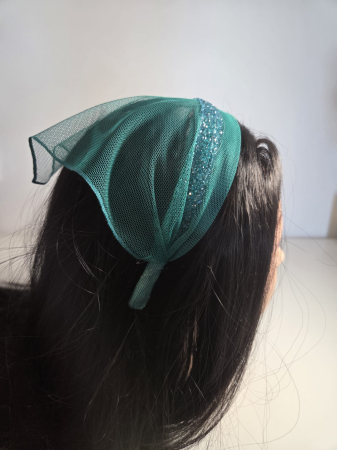 Baticute cu accesoriu pe coronita/cordeluta - Baticut elegant pe coronita din tulle, model Crystal Smarald Green cu strasuri delicate