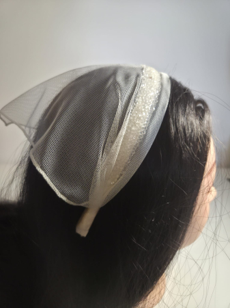 Baticute cu accesoriu pe coronita/cordeluta - Baticut elegant pe coronita din tulle, model Crem Perlat strasuri delicate
