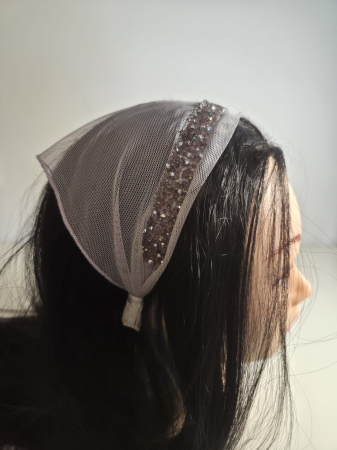 Baticute cu accesoriu pe coronita/cordeluta - Baticut elegant pe coronita din tulle, model Lila Opalin cu strasuri delicate